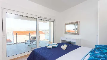 3-Bedroom Apartment with Sea-View Terrace in Okrug Gornji