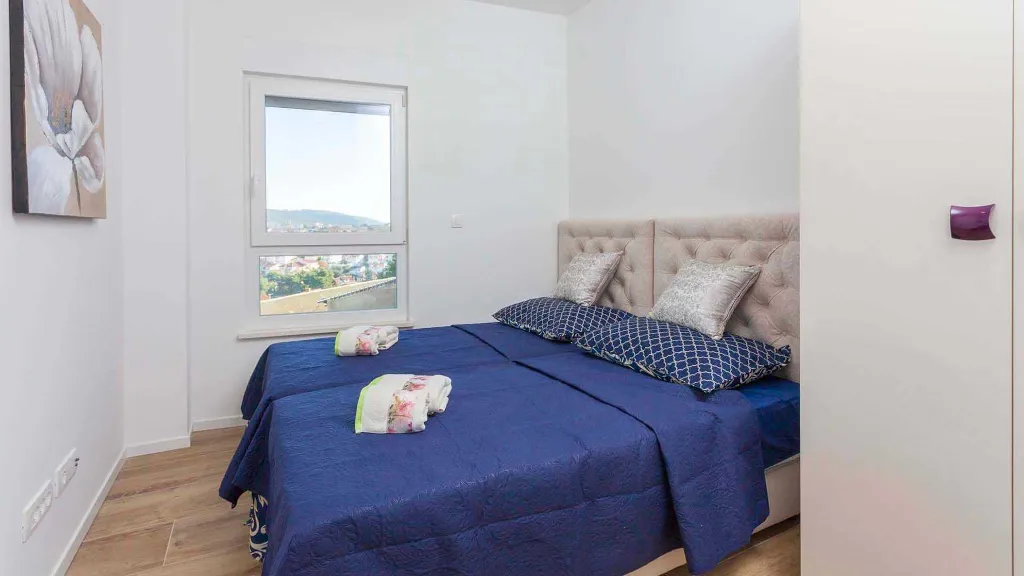 3-Bedroom Apartment with Sea-View Terrace in Okrug Gornji
