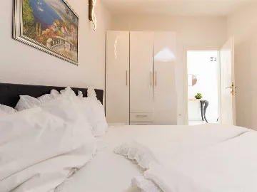 Apartment with Sea-View Balcony in Trogir