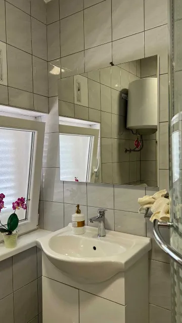 4-Bedroom Apartment in Okrug Gornji for 8 Guests