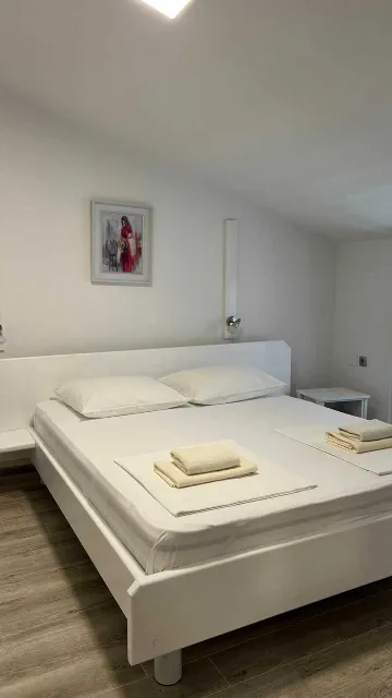 4-Bedroom Apartment in Okrug Gornji for 8 Guests