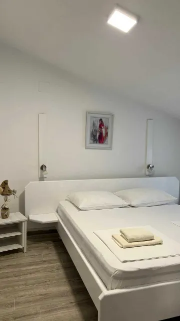 4-Bedroom Apartment in Okrug Gornji for 8 Guests