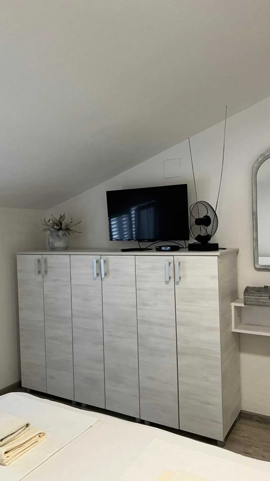 4-Bedroom Apartment in Okrug Gornji for 8 Guests