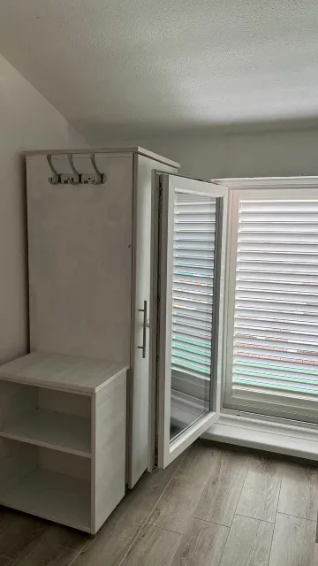 4-Bedroom Apartment in Okrug Gornji for 8 Guests