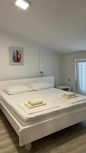 4-Bedroom Apartment in Okrug Gornji for 8 Guests