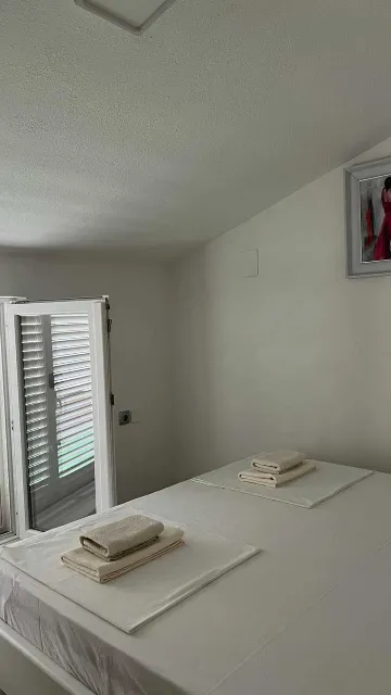 4-Bedroom Apartment in Okrug Gornji for 8 Guests