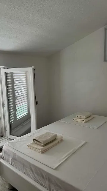 4-Bedroom Apartment in Okrug Gornji for 8 Guests