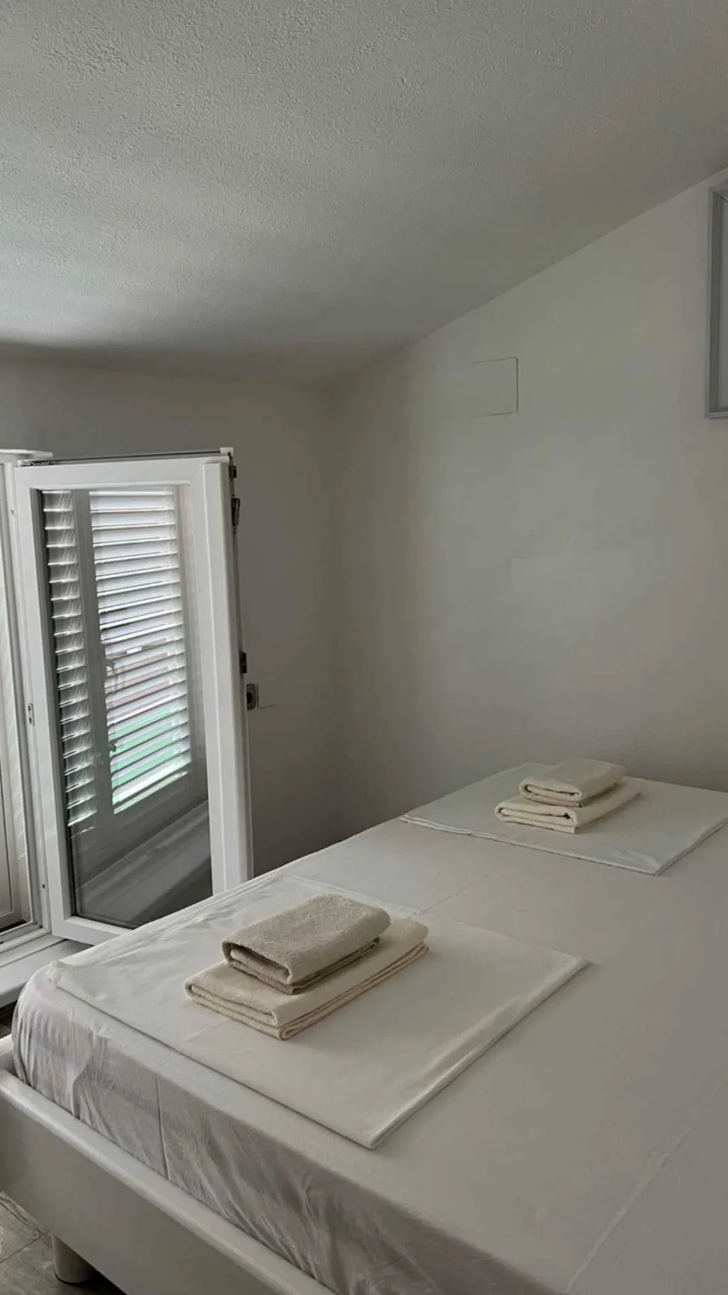 4-Bedroom Apartment in Okrug Gornji for 8 Guests