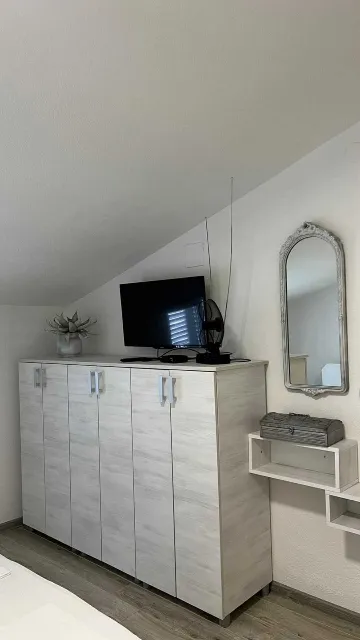 4-Bedroom Apartment in Okrug Gornji for 8 Guests