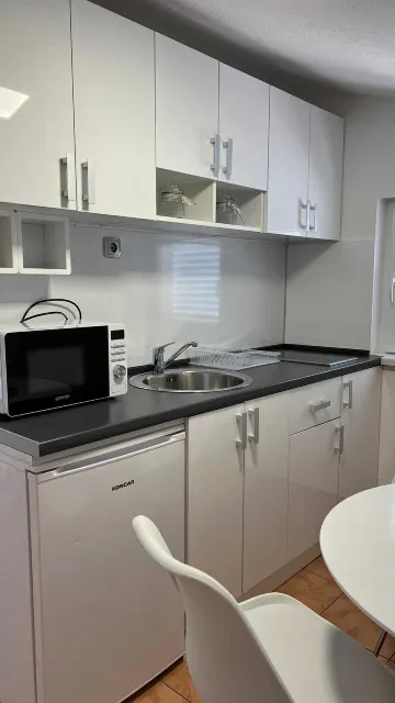 4-Bedroom Apartment in Okrug Gornji for 8 Guests