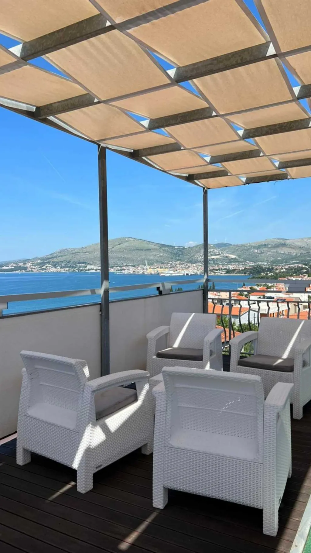 4-Bedroom Apartment in Okrug Gornji for 8 Guests