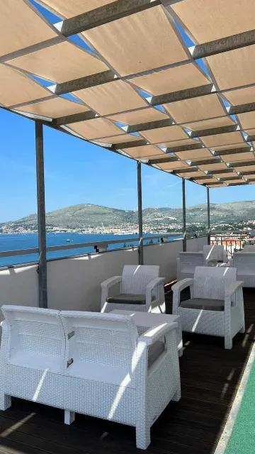 4-Bedroom Apartment in Okrug Gornji for 8 Guests