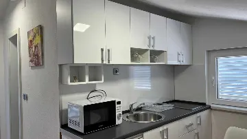 4-Bedroom Apartment in Okrug Gornji for 8 Guests