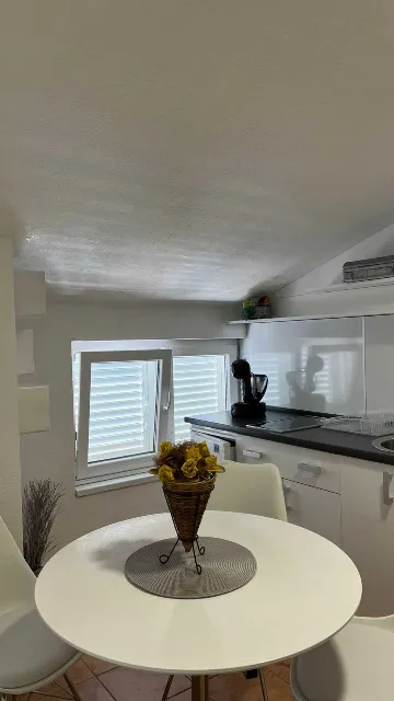 4-Bedroom Apartment in Okrug Gornji for 8 Guests