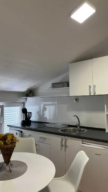 4-Bedroom Apartment in Okrug Gornji for 8 Guests