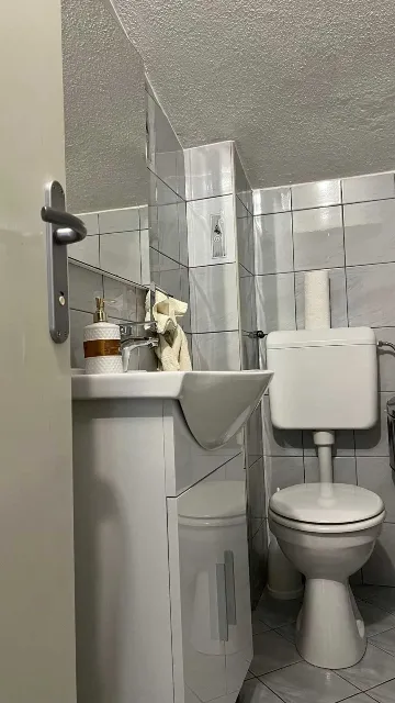 4-Bedroom Apartment in Okrug Gornji for 8 Guests