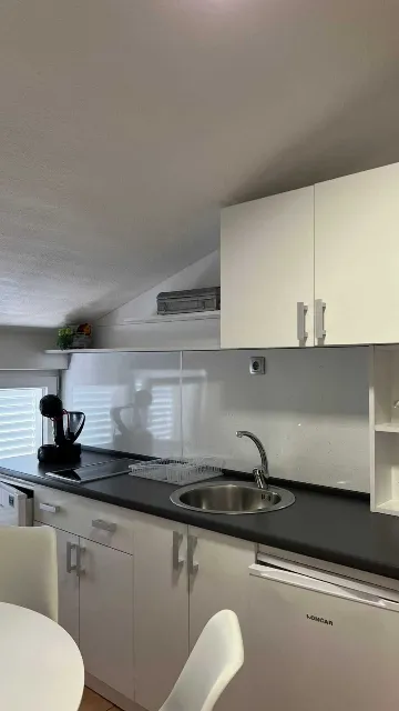 4-Bedroom Apartment in Okrug Gornji for 8 Guests