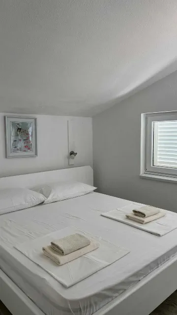 4-Bedroom Apartment in Okrug Gornji for 8 Guests