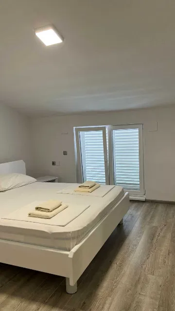 4-Bedroom Apartment in Okrug Gornji for 8 Guests