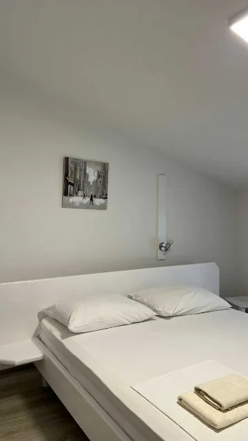 4-Bedroom Apartment in Okrug Gornji for 8 Guests