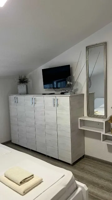 4-Bedroom Apartment in Okrug Gornji for 8 Guests