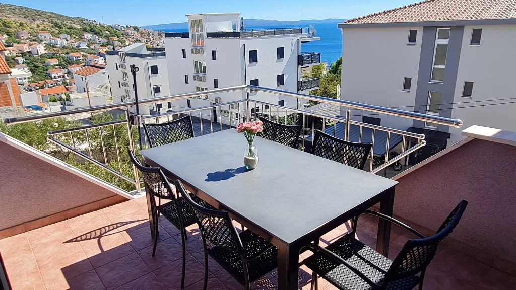 Apartment in Okrug Gornji for up to 6