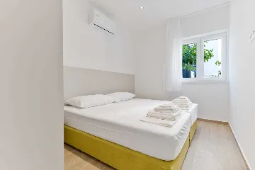 Air-Conditioned Apartment in Sevid na Moru for 6