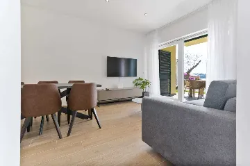 Air-Conditioned Apartment in Sevid na Moru for 6