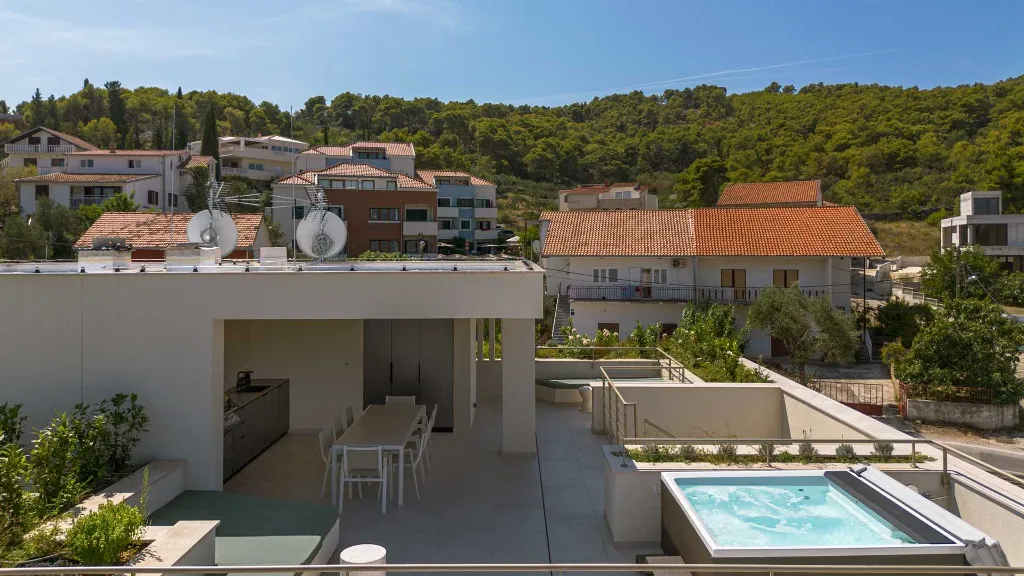 3-Bedroom Villa in Slatine for Up to 8 Guests
