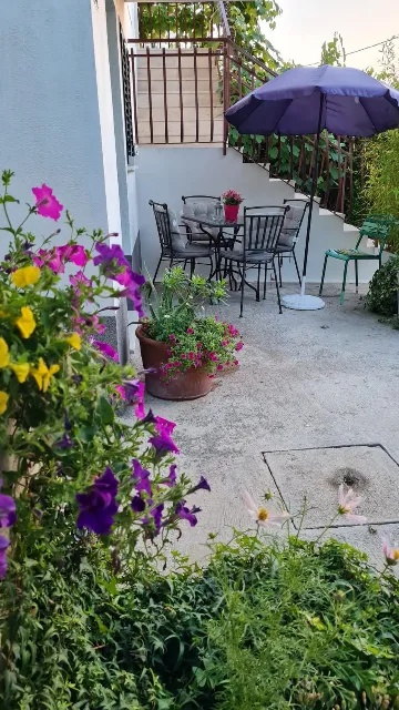 Okrug Gornji 1-Bedroom Apartment for up to 3