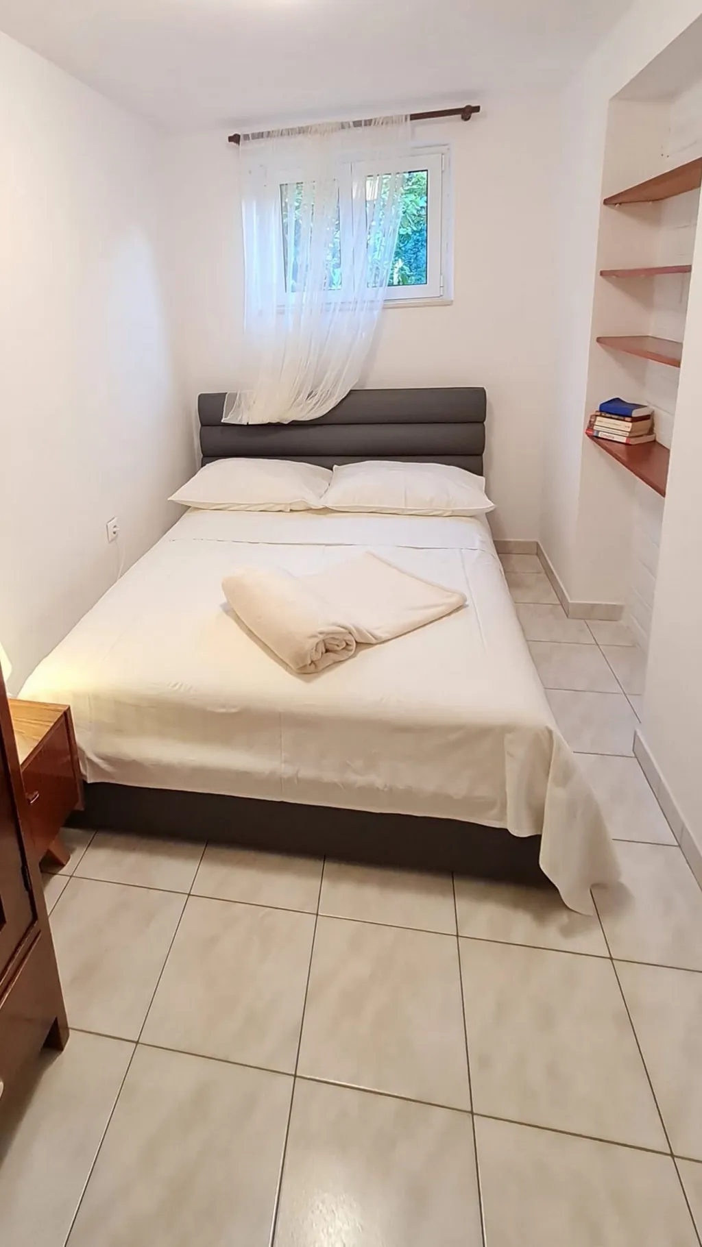 Okrug Gornji 1-Bedroom Apartment for up to 3