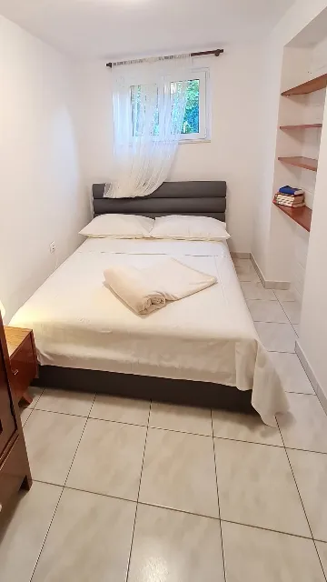 Okrug Gornji 1-Bedroom Apartment for up to 3