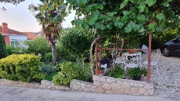 Okrug Gornji 1-Bedroom Apartment for up to 3