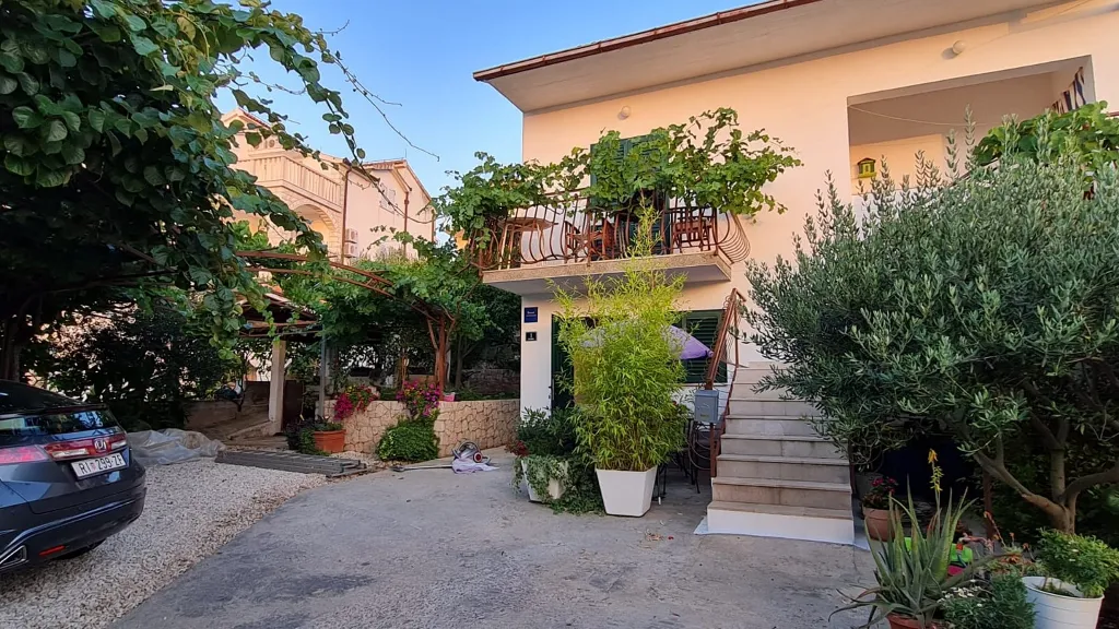 Okrug Gornji 1-Bedroom Apartment for up to 3