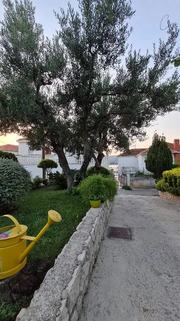 Okrug Gornji 1-Bedroom Apartment for up to 3