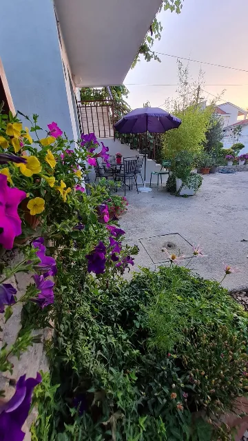 Okrug Gornji 1-Bedroom Apartment for up to 3