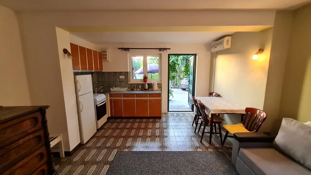Okrug Gornji 1-Bedroom Apartment for up to 3