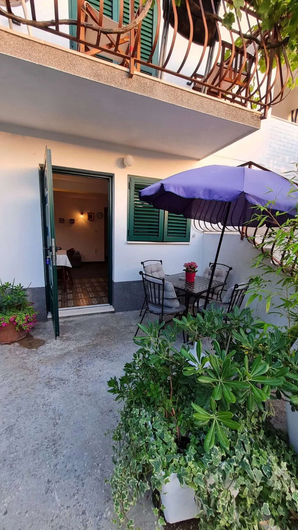 Okrug Gornji 1-Bedroom Apartment for up to 3