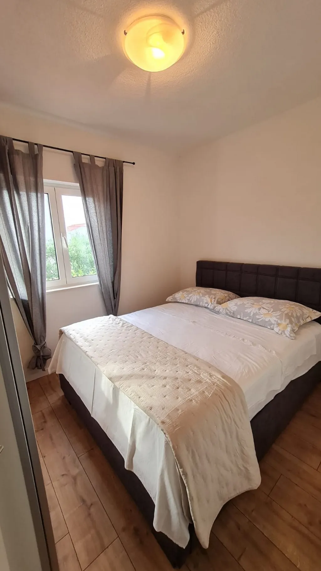 2-Bedroom Apartment in Okrug Gornji (4 Guests)