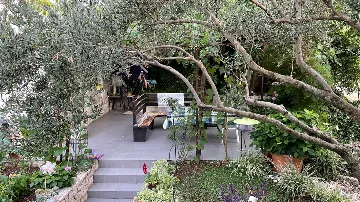 2-Bedroom Apartment in Okrug Gornji (4 Guests)