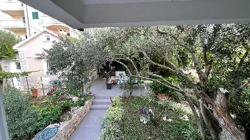 2-Bedroom Apartment in Okrug Gornji (4 Guests)