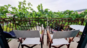 2-Bedroom Apartment in Okrug Gornji (4 Guests)