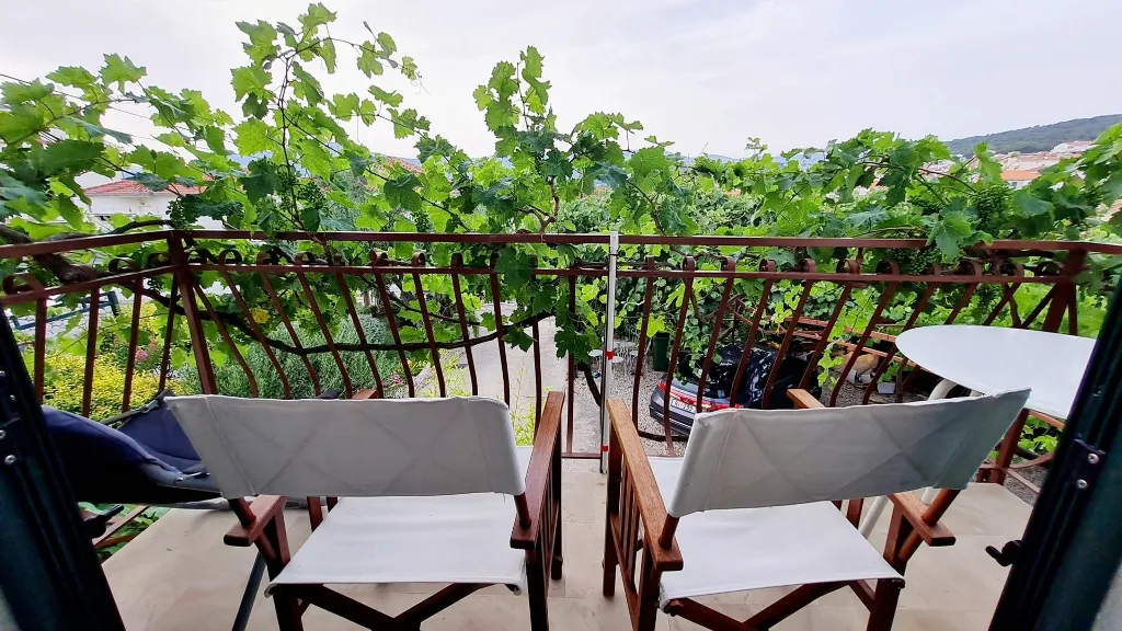 2-Bedroom Apartment in Okrug Gornji (4 Guests)