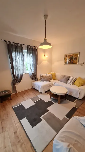 2-Bedroom Apartment in Okrug Gornji (4 Guests)
