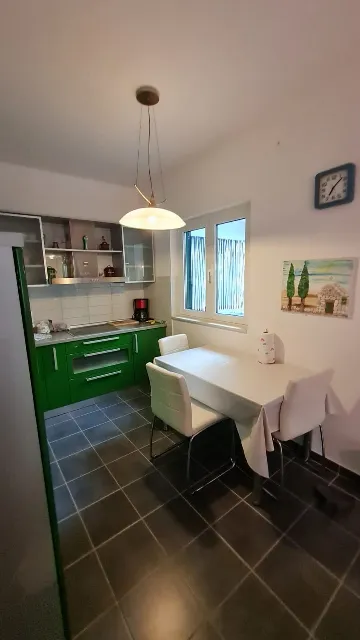 2-Bedroom Apartment in Okrug Gornji (4 Guests)