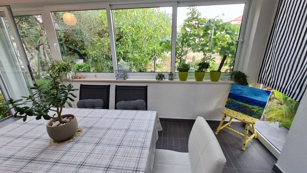 2-Bedroom Apartment in Okrug Gornji (4 Guests)