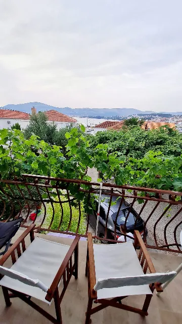 2-Bedroom Apartment in Okrug Gornji (4 Guests)