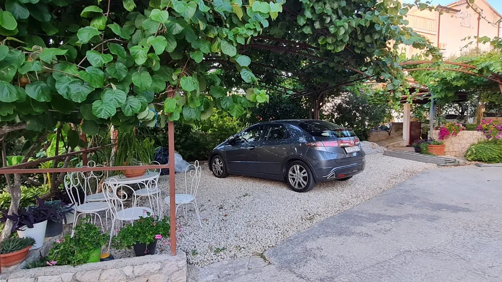 2-Bedroom Apartment in Okrug Gornji (4 Guests)
