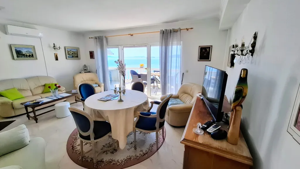 Duplex Apartment with 4 Bedrooms in Okrug Donji
