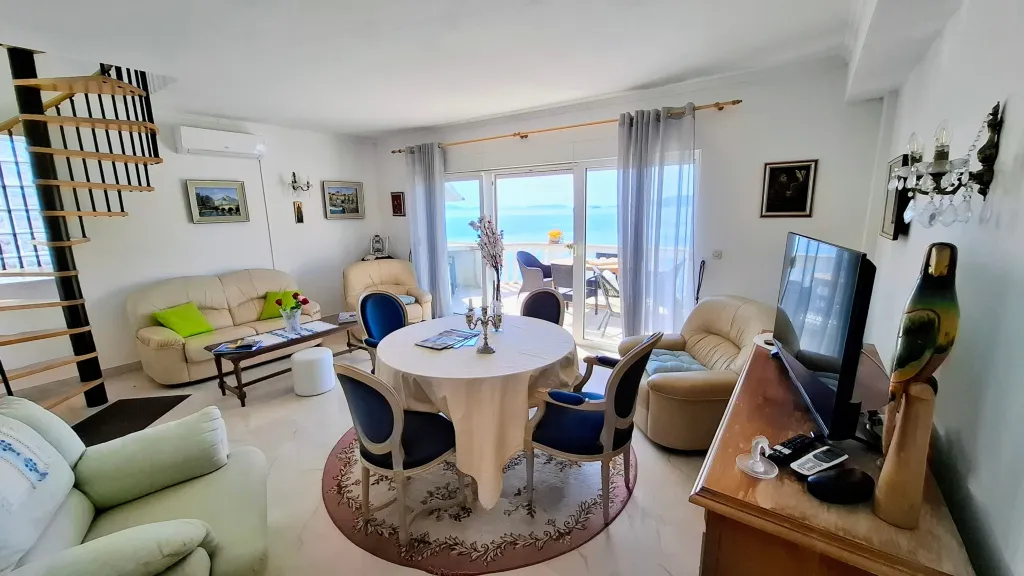 Duplex Apartment with 4 Bedrooms in Okrug Donji